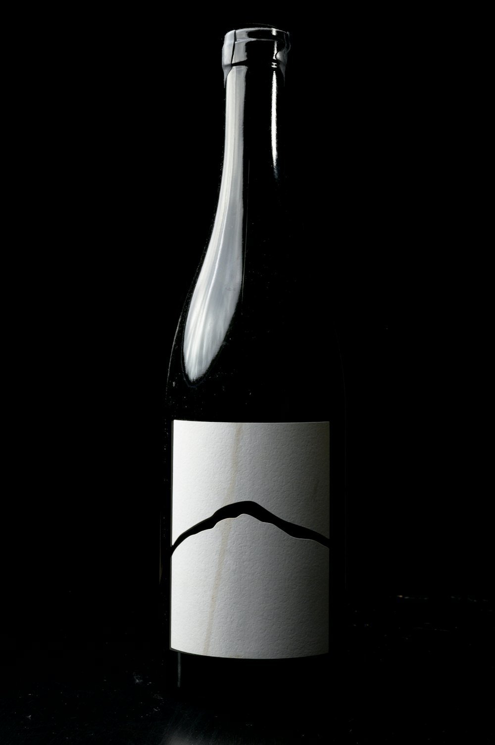Bouteille de Chablis Les Fontenottes éclairée de profil