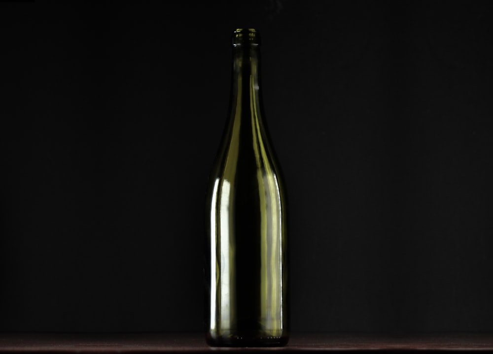 Bouteille de Petit Chablis Les Perrières se détachant sur un fond sombre
