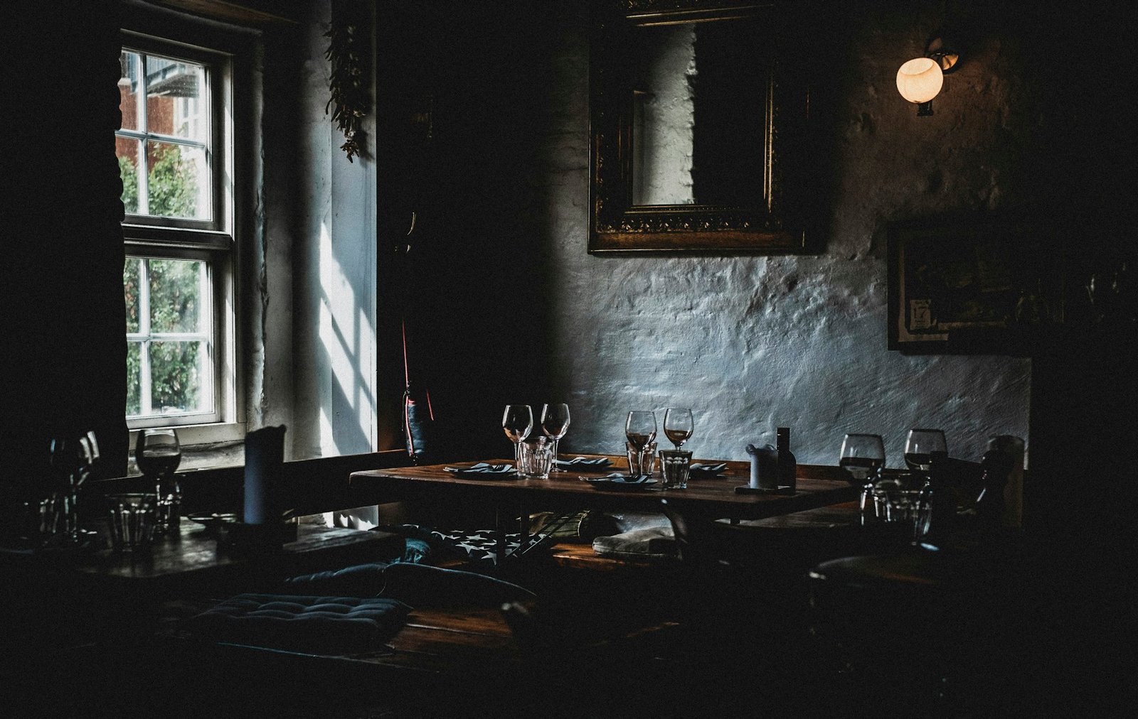 Salle à manger de Maison Aurèle, éclairage tamisé et boiseries sombres